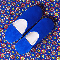 Babouches en daim bleu Majorelle