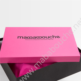 Boîte cartonnée rose et noire mababouche