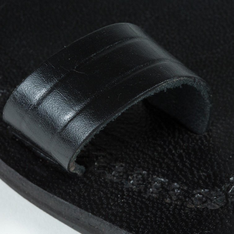 nu pied en cuir